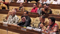 Dari KPU sendiri hadir Ketua KPU Arief Budiman beserta seluruh komisioner KPU. Hadir pula Ketua Bawaslu Abhan dan seluruh anggota Bawaslu. Kemudian juga ada Sekjen Kementerian Dalam Negeri (Kemendagri) Hadi Prabowo.
