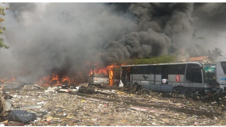 Pul Primajasa di Tangsel Kebakaran, 26 Bus Eks TransJ Hangus Dilalap Api Pul Primajasa di Tangsel Kebakaran, 26 Bus Eks TransJ Hangus Dilalap Api