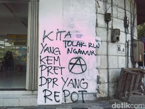 Aksi #SurabayaMenggugat Tinggalkan Jejak Vandalisme Dekat DPRD Jatim