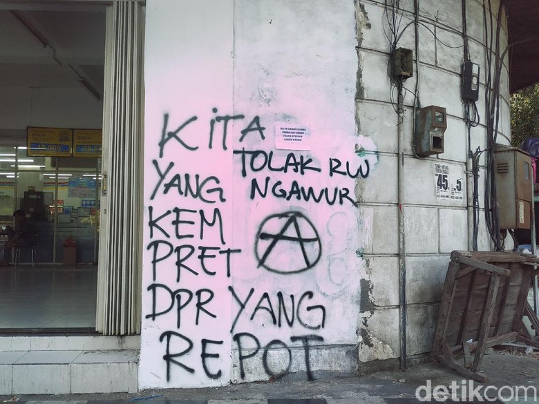 Aksi #SurabayaMenggugat Tinggalkan Jejak Vandalisme Dekat DPRD Jatim Aksi #SurabayaMenggugat Tinggalkan Jejak Vandalisme Dekat DPRD Jatim