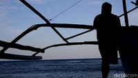 Sebelum berangkat ia juga mengamati keadan pantai.