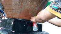 Sebagian warga mengambil air dari enceh menggunakan botol mineral.