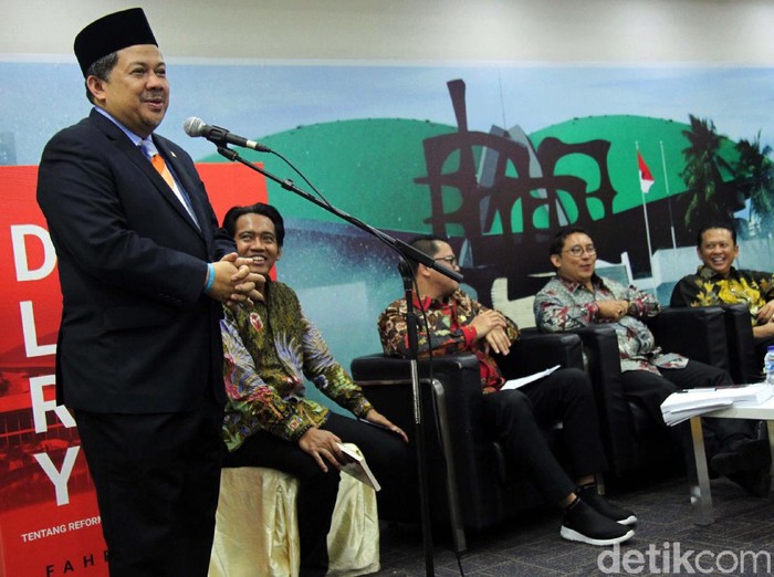 Wakil Ketua DPR Fahri Hamzah meluncurkan dua buku hasil pemikirannya. Buku tersebut berjudul 
