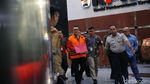 Ditahan KPK, Imam Nahrawi Tutupi Borgol dengan Map