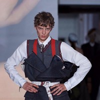 Ternyata tampil dengan raut wajah agresif bukan pertama kalinya diperlihatkan Leon. Dilansir 10magazine, ia pernah tampil demikian di fashion show Maison Margiela Autumn/Winter 2019 tapi belum mendapat atensi seperti sekarang. Foto: Instagram @leondame