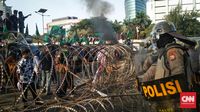 Usai Bakar Ban Depan KLHK, Massa HMI Lanjut ke Gedung DPR - CNN Indonesia