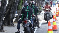 Selain dimanfaatkan untuk melawan arus, ada pula pemotor yang menggunakan jalur sepeda untuk mangkal.