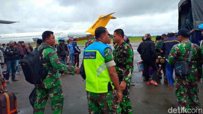Foto: Seratusan orang kembali dievakuasi dari Wamena (Saiman-detikcom) Foto: Seratusan orang kembali dievakuasi dari Wamena (Saiman-detikcom)