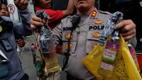 Polisi menunjukkan bom molotov yang disita dari tas pendemo. ANTARA FOTO/Irsan Mulyadi.