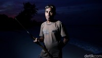 Perkenalkan Ismael Essing, ketua adat dengan gelar mangkubumi. Ia terlihat memegang senjata tradisional untuk menangkap ikan bernama jubi.