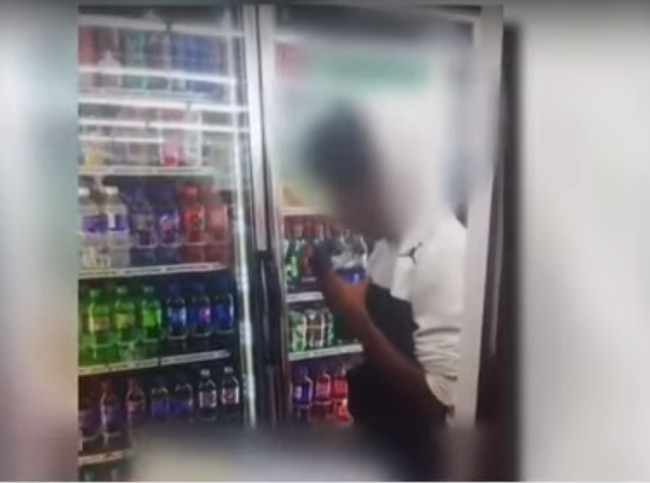 Ini 5 Ulah Viral Merusak Makanan yang Buat Netizen Geram