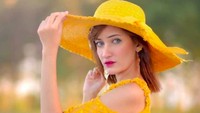 Berbaju kuning, Shafieqa  begitu cantik berfoto di pantai Kota Bharu. (fykaaschaa/Instagram)