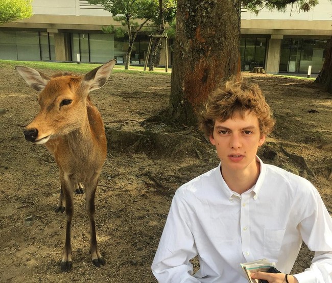 Begini penampilannya di keseharian tanpa busana yang fashion-forward dan ekspresi marah. Foto: Instagram @leondame