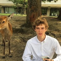 Begini penampilannya di keseharian tanpa busana yang fashion-forward dan ekspresi marah. Foto: Instagram @leondame