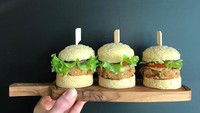 Burger mini seperti ini cocok disantap orang yang sedang diet. Porsinya kecil tapi sensasi rasanya tetap sama seperti burger biasa. Foto : instagram @amorasaboresespecialis