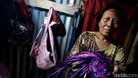 Pulau yang berpenduduk kurang lebih seribu jiwa ini kebanyakan bermata pencaharian sebagai pedagang sembako, nelayan, dan petani kelapa. Meskipun sudah ada bandara yang meningkatkan jumlah kunjungan ke Miangas, tapi tak begitu membuat perubahan banyak di sektor pariwisatanya.