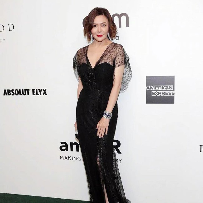 Terlepas dari kritik yang ditujukan pada Rosamund, sang aktris tak membiarkan komentar nyinyir netizen merusak kehidupannya. Ia pun bersikap acuh dan menjalani hidupnya di apartemen mewah. Foto: Instagram