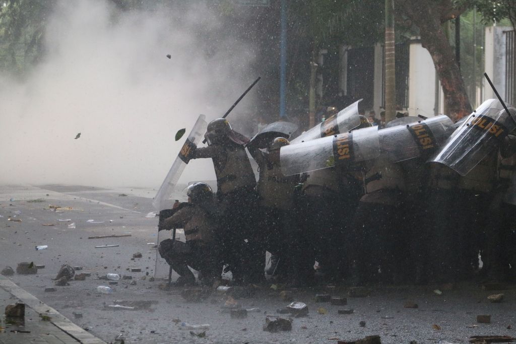 Polisi menunjukkan bom molotov yang disita dari tas pengunjuk rasa yang menolak UU KPK hasil revisi dan RUU KUHP, di depan gedung DPRD Sumut, Medan, Sumatera Utara, Jumat (27/9/2019). Unjuk rasa mahasiswa dan pelajar tersebut berakhir bentrok dengan petugas kepolisian, menyebabkan gedung dewan rusak terkena lemparan. ANTARA FOTO/Irsan Mulyadi/ama.