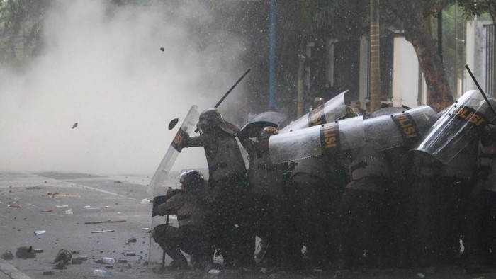 Polisi menunjukkan bom molotov yang disita dari tas pengunjuk rasa yang menolak UU KPK hasil revisi dan RUU KUHP, di depan gedung DPRD Sumut, Medan, Sumatera Utara, Jumat (27/9/2019). Unjuk rasa mahasiswa dan pelajar tersebut berakhir bentrok dengan petugas kepolisian, menyebabkan gedung dewan rusak terkena lemparan. ANTARA FOTO/Irsan Mulyadi/ama.