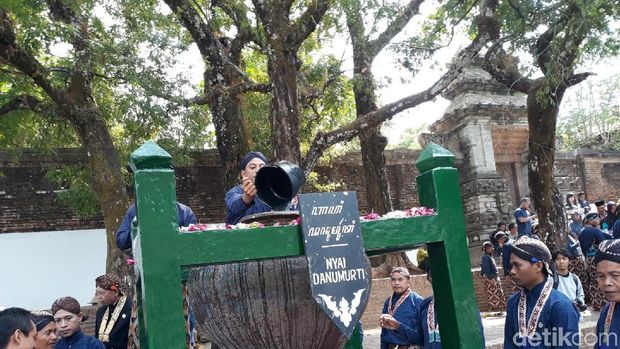 Tradisi Nguras Enceh di Imogiri, Bantul. 