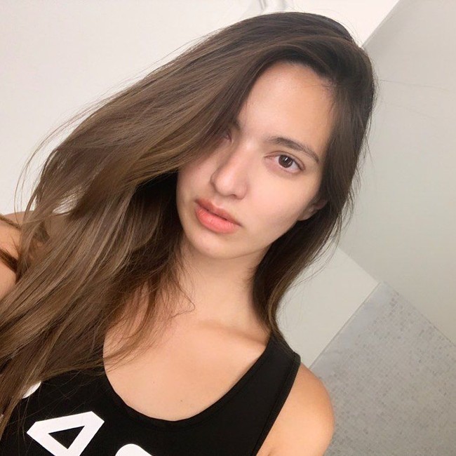 Wajah Nia Ramadhani tanpa makeup ini membuatnya tidak seperti wanita yang sudah punya tiga anak. Netizen memuji Nia seperti masih anak kuliah. Foto: Instagram @ramadhaniabakrie