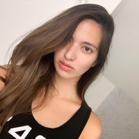 Wajah Nia Ramadhani tanpa makeup ini membuatnya tidak seperti wanita yang sudah punya tiga anak. Netizen memuji Nia seperti masih anak kuliah. Foto: Instagram @ramadhaniabakrie