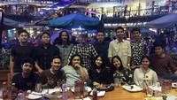 Untuk menjaga solidaritas di antara teman kampusnya, Dinno pun turut hadir dalam acara Buka Puasa Bersama tahun lalu, di sebuah kafe. Foto: Instagram @dinnoardiansyah