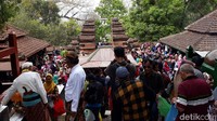 Warga mengantre panjang untuk mendapatkan air dari enceh.