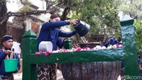 Prosesi nguras enceh diawali dengan tahlilan, wilujengan, doa, pengalungan untaian bunga ke enceh, dan pengambilan air oleh abdi dalem.