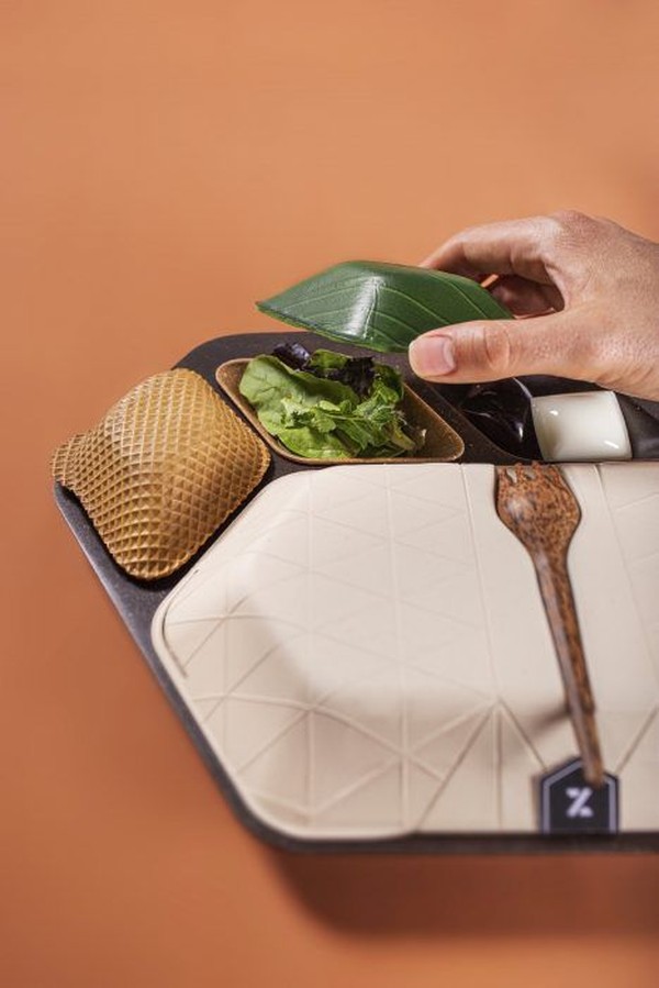 Selain dari rumput laut, tempat makan ini juga menggunakan daun pisang. Sementara sendok plus garpunya terbuat dari kayu kelapa. (Foto: dok. Priestman Goode) Selain dari rumput laut, tempat makan ini juga menggunakan daun pisang. Sementara sendok plus garpunya terbuat dari kayu kelapa. (Foto: dok. Priestman Goode)