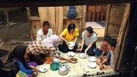 Saat menjalani syuting, Ellen tak sungkan makan dengan cara sedehana. Lihat aksinya ketika makan lesehan bersama. Foto: Instagram @ellenlivi