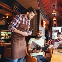 7 Kebiasaan Pengunjung Resto yang Bikin Pelayan Kesal, Kamu Melakukannya?