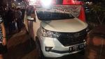 Waduh! Mobil-mobil Ini Terjebak di Dalam Tenda Pecel Lele dan Seafood