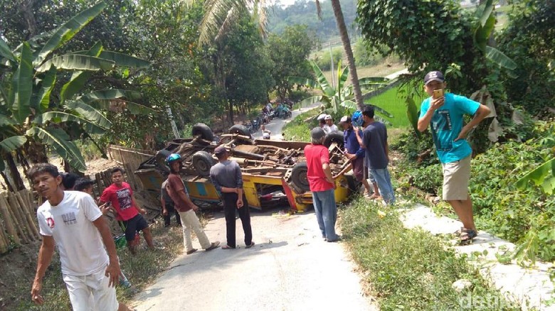 Odong-odong Rombongan PAUD Terbalik di Serang, 6 Orang Terluka Odong-odong Rombongan PAUD Terbalik di Serang, 6 Orang Terluka