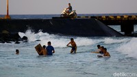 Setiap hari menjelang senja, sejumlah anak-anak selalu menghabiskan waktu di pantai.