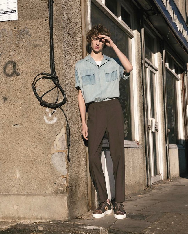 Selayaknya seorang model, Leon pun sangat tinggi. Tinggi badannya mencapai 188 cm. Foto: Instagram @leondame