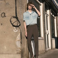 Selayaknya seorang model, Leon pun sangat tinggi. Tinggi badannya mencapai 188 cm. Foto: Instagram @leondame