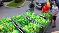 Lain lagi dengan pemborong minuman soda ini. Sampai ada banyak troli berisi minuman soda. Foto: Istimewa
