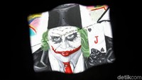 Selain tulisan #TolakRKUHP,  nampak pula gambar wajah Joker di salah satu dinding di jalan tersebut.