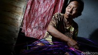 Setelah dipotong sesuai dengan kebutuhan dan dibuang durinya, daun ini kemudian dijemur hingga kering. Setelah kering baru di rendam dengan air yang telah diberi pewarna. Ada 5 warna yang tersedia yaitu ungu, pink, hijau, putih dan merah darah.