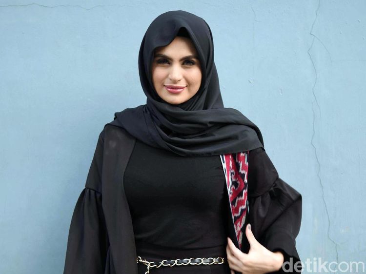 Dear Netizen, Asha Shara Nggak Lepas Hijab Kok