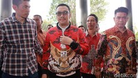 Nahrawi datang dengan didampingi sejumlah orang. Dia sempat memberikan keterangan kepada awak media sebelum masuk ke gedung KPK.