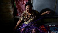 Bahan baku topi dan tikar anyaman ini adalah daun pondan yang biasa tumbuh di pinggir pantai.