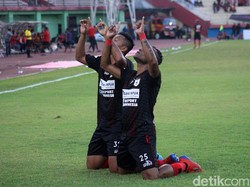 Gol-gol Persipura dicetak oleh Gunansar Mandowen, Titus Bonai dan Tibo.