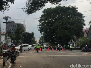 Kawasan DPRD Sumut Macet Akibat Demo, Polisi Lakukan Rekayasa Lalin