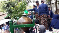 Ada empat enceh atau gentong yang dikuras hari ini.