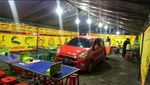 Waduh! Mobil-mobil Ini Terjebak di Dalam Tenda Pecel Lele dan Seafood