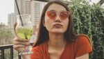 Momen Makan Cantik Livia Ellen, Mahasiswi yang Ikut Demo di Senayan