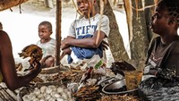Salah satu makanan yang paling banyak dijual di pasar tradisional di sana, ada ikan teri, ikan kering, bawang, hingga cabe. Foto: Istimewa