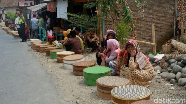 Warga Banjarnegara menggelar Pesta Tenongan untuk mengharap hujan turun.